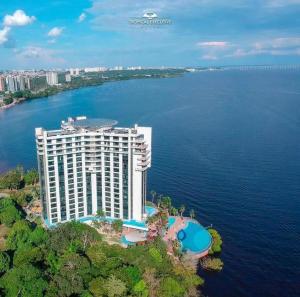 マナウスにあるFlat Vista Pôr do Solの水上の大型ホテルの空中ビュー