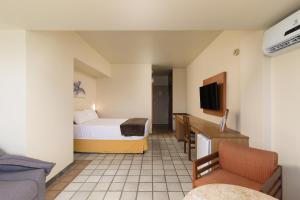 Una televisión o centro de entretenimiento en Hotel Dan Inn Mar Piedade - Grande Recife By Nacional Inn