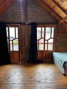 Imagen de la galería de Chalé Pé na água, en Mairiporã