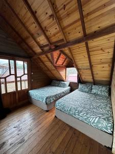 Кровать или кровати в номере Chalé Pé na água +39 фотографий