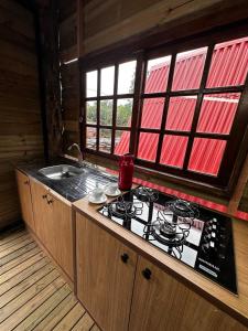 Кухня или мини-кухня в Chalé Pé na água
