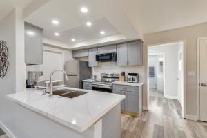 マーセドにある2 Mi to UC Merced Modern Home with Private Yardのシンクとカウンタートップのあるキッチン