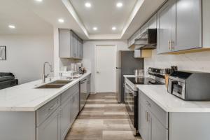 マーセドにある2 Mi to UC Merced Modern Home with Private Yardのキッチン(白いカウンタートップ、ステンレス製の電化製品付) +17枚の写真