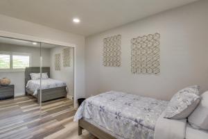 マーセドにある2 Mi to UC Merced Modern Home with Private Yardのベッドと鏡のある寝室