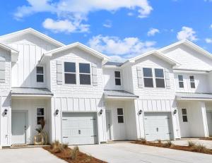 Townhome near beach and The Wharf Amphitheater! في شاطئ أورانج: بيت ابيض وفيه كراجين