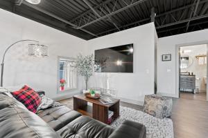 Телевизор и/или развлекательный центр в The 418. An 1866 Build with Modern Comforts