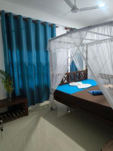 Кровать или кровати в номере Azure Mirissa