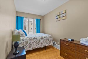 een slaapkamer met een bed, een ladekast en een raam bij Midstream Loft 2BR Parking W&D in St. John's