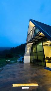 een gebouw met een terras en een gebouw met ramen bij Misty Colina in Kottakamboor