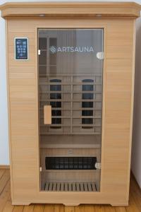 uma vitrine com um aparelho de antena parabólica em uma sala em Stylish Old Town Apartment with Infrared Sauna em Linz