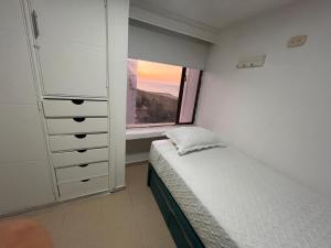 En eller flere senge i et værelse på R11 Riohacha lindo, cómodo y seguro apartamento con balcón mirando el mar