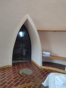 una stanza con una finestra ad arco e un pavimento in mattoni di Cabañas Las Luciérnagas a San Javier