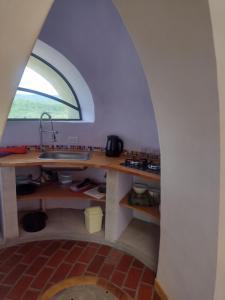 una cucina con lavandino e finestra ad arco di Cabañas Las Luciérnagas a San Javier