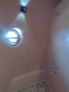 bagno con servizi igienici e luce sul muro di Cabañas Las Luciérnagas a San Javier