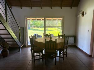 a dining room with a wooden table and chairs at Casa en Ing. Maschwitz con gran parque y pileta in Ingeniero Maschwitz