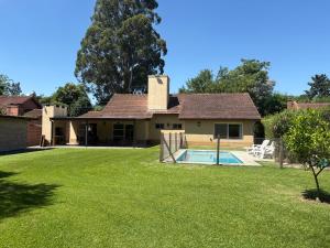 a house with a swimming pool in the yard at Casa en Ing. Maschwitz con gran parque y pileta in Ingeniero Maschwitz