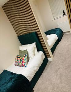 Dos camas una al lado de la otra en una habitación. en Tarn House Apartment South Yorksire, en Barnsley