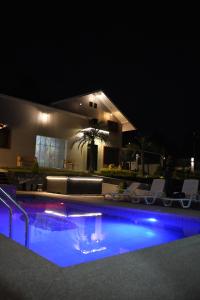 GualaceoにあるQuinta Nalligの夜間のスイミングプール(椅子付)