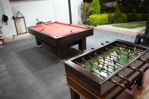 GualaceoにあるQuinta Nalligの庭のビリヤード台の隣にあるビリヤード台