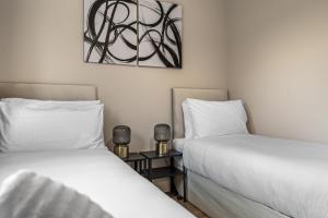 En eller flere senge i et værelse på Spacious 5 Bed House in Reading by Amber Stays, Perfect for Business & Contractors, Sleeps 12