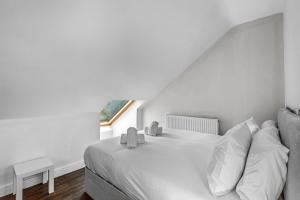 En eller flere senge i et værelse på Spacious 5 Bed House in Reading by Amber Stays, Perfect for Business & Contractors, Sleeps 12