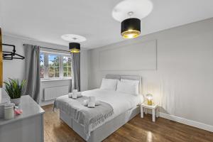 En eller flere senge i et værelse på Spacious 5 Bed House in Reading by Amber Stays, Perfect for Business & Contractors, Sleeps 12 + 38 billeder