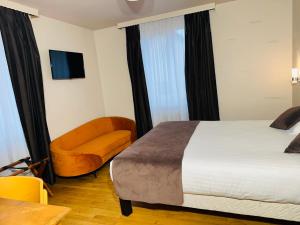 Merveilles88 في Rupt-sur-Moselle: غرفة فندق مع سرير وكرسي +44 صورة