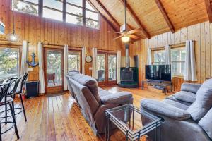 Χώρος καθιστικού στο Dog-Friendly Home with Dock on Suwannee River!
