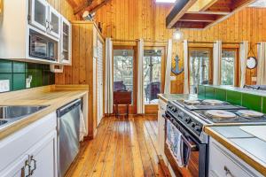 Η κουζίνα ή μικρή κουζίνα στο Dog-Friendly Home with Dock on Suwannee River!