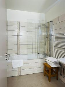 Merveilles88 في Rupt-sur-Moselle: حمام أبيض مع حوض استحمام ومغسلة