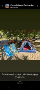 duas cadeiras de jardim e uma barraca em uma praia em camping do point lá na barra em Amontada