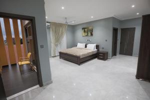 En eller flere senge i et værelse på BMS Lodge