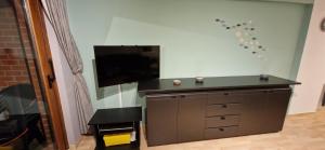 TV a/nebo společenská místnost v ubytování Paradis Zeedijk 4