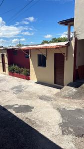 uma casa com um parque de estacionamento em frente em Residencial Silvas AP 02 em Macapá