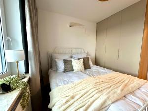 Szpitalna Residence & Garage في سووالكي: غرفة نوم عليها سرير ومخدات