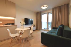 Szpitalna Residence & Garage في سووالكي: غرفة معيشة بها أريكة وطاولة