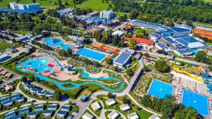 een luchtfoto van een resort met veel zwembaden bij Villa Petz in Brežice