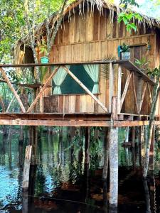 una casa en medio del agua en Hotel Arara Azul, en Manaus