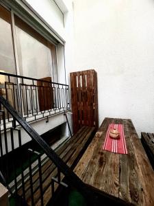 La perle de la marsa في المرسى: طاولة خشبية مع منديل أحمر على شرفة