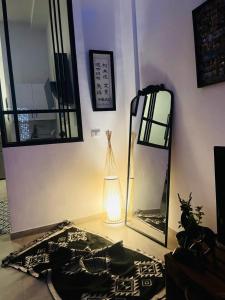 La perle de la marsa في المرسى: مصباح جالس على طاولة بجوار مرآة