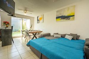 Телевизор и/или развлекательный центр в Private Pool & Jacuzzi Family House, Teques