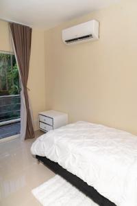 una camera con letto e condizionatore d'aria di La Isla Royal - Materia Oscura a Miches Altre 2 foto