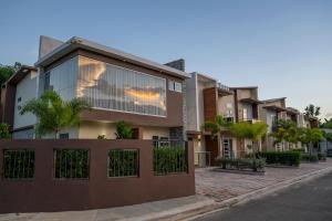 un edificio sul lato di una strada di La Isla Royal - Materia Oscura a Miches