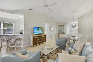 Φωτογραφία από το άλμπουμ του 4660 Hawks Nest Way Unit 204 σε Old Marco Junction