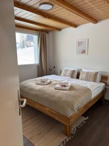 a bedroom with a large bed with two plates on it at Louisa's Loft - Auszeit in den Bergen & der Natur für Familien, Freunde und Paare - Wandern & Seen - 1h ab Zürich in Alt Sankt Johann