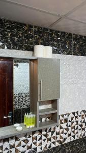 um banheiro com pia e bancada com copos em Malak rum camp em Wadi Rum