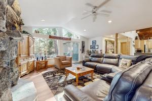 Posezení v ubytování Lazy Bear Retreat