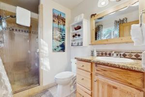 Koupelna v ubytování Lazy Bear Retreat + 14 fotografií