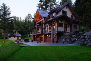 Ideal Beachfront Retreat Experience Gorgeous! في فرايداي هاربور: منزل كبير به شرفة فوق الصخور