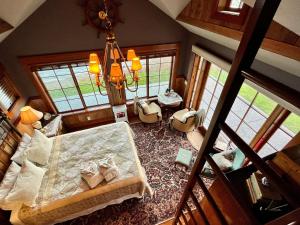 Ideal Beachfront Retreat Experience Gorgeous! في فرايداي هاربور: اطلالة علوية لغرفة نوم مع سرير